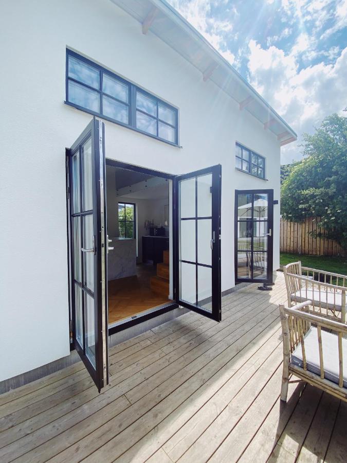 Guesthouse, Not Even A Minute Walk To The Ocean Kullavik Экстерьер фото